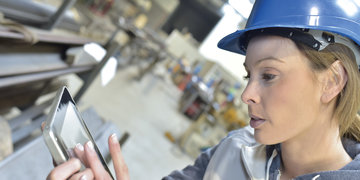Woman engineer in steel plant checking production | © stock.adobe.com/77081549 Woman engineer in steel plant checking production | © stock.adobe.com/77081549